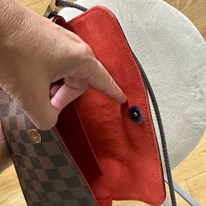 Louis Vuitton small tote bag rarely used like new. Material- leather